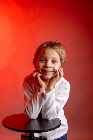 Foto de Retrato artístico de un niño, niño, iluminado con filtros de gel, plano de estudio con colores - Imagen libre de derechos