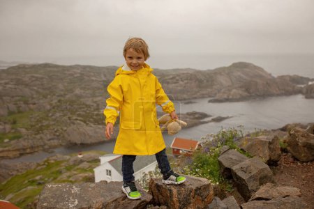 Foto de Family with children, visiting the Lindesnes Fyr Lighthouse in Norway on a rainy cold day - Imagen libre de derechos