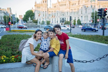 Familie mit Kindern, Geschwistern, besuchen Madrid während des Familienurlaubs Sommer in Spanien