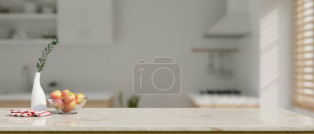 Téléchargez les photos : Copiez l'espace pour l'affichage de votre produit sur les îlots de cuisine modernes ou sur le comptoir au-dessus de l'espace de cuisine blanc moderne flou en arrière-plan. 3d rendu, illustration 3d - en image libre de droit