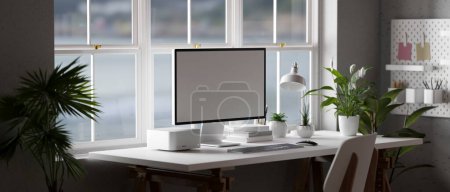 Téléchargez les photos : Lieu de travail minimaliste moderne de bureau à domicile contre le design intérieur de la fenêtre avec maquette d'écran blanc d'ordinateur de PC et des trucs sur la table blanche, plantes d'intérieur et mur gris. 3d rendu, illustration 3d - en image libre de droit