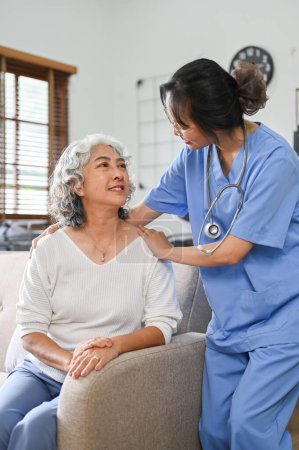 Téléchargez les photos : Portrait, soins et gentillesse jeune asiatique femme médecin ou infirmière parler et visiter une femme âgée de 60 ans à la retraite à la maison. - en image libre de droit