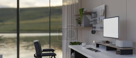 Téléchargez les photos : Vue latérale, aménagement intérieur moderne d'espace de travail de bureau à domicile avec maquette d'écran vierge d'ordinateur sur une table, tableau de bord sur mur blanc et grande fenêtre avec vue sur le lac. 3d rendu, illustration 3d - en image libre de droit
