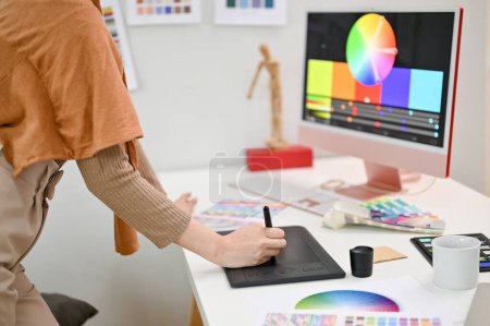 Foto de Imagen recortada de un diseño gráfico femenino utilizando tableta gráfica y lápiz óptico, trabajando en su nuevo proyecto en la oficina. - Imagen libre de derechos