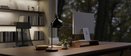 Foto de Moderna oficina privada contemporánea u oficina en casa por la noche con computadora, lámpara de mesa y accesorios en una mesa. 3d render, ilustración 3d - Imagen libre de derechos