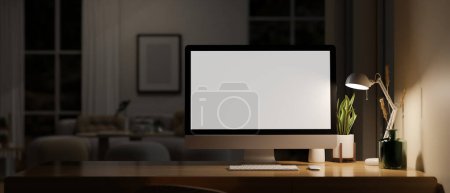 Foto de Espacio de trabajo en casa en una sala de estar oscura por la noche con maqueta de pantalla blanca de computadora, lámpara de mesa y accesorios en una mesa. 3d render, ilustración 3d - Imagen libre de derechos