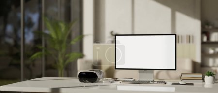 Foto de Un moderno espacio de trabajo de escritorio de oficina con maqueta de pantalla blanca para computadora, gafas VR modernas y accesorios. 3d render, ilustración 3d - Imagen libre de derechos