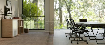 Foto de Una moderna y espaciosa sala de reuniones con una mesa de reuniones, sillones, una increíble ventana de cristal grande con hermosas vistas a la naturaleza y decoración. 3d render, ilustración 3d - Imagen libre de derechos