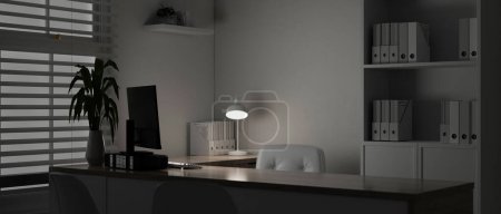 Foto de Un moderno consultorio médico blanco u oficina privada por la noche con una computadora en una mesa, suministros de oficina, un estante, una ventana con persianas de ventana, una lámpara de mesa y decoración. 3d render, ilustración 3d - Imagen libre de derechos