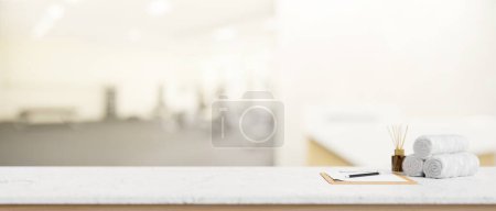 Foto de Un espacio de copia para mostrar productos en una mesa cuenta con un papel portapapeles y toallas con un fondo borroso de un gimnasio moderno. 3d render, ilustración 3d - Imagen libre de derechos