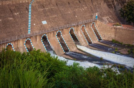 Téléchargez les photos : Eau rejetée par les canaux des barrages Mettur à des fins d'eau potable et d'irrigation. Stanley réservoir également connu sous le nom de barrage Mettur est l'un des plus grands réservoirs de pêche en Inde du Sud - en image libre de droit
