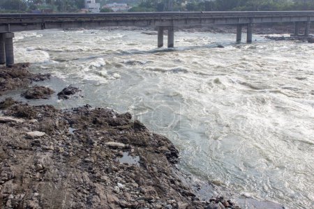 Téléchargez les photos : Rivière Kaveri en plein débit après que l'eau libérée par le barrage Mettur (également connu sous le nom de réservoir Stanley) a traversé les 16 vannes excédentaires. Focus mis sur les rochers et l'eau courante - en image libre de droit