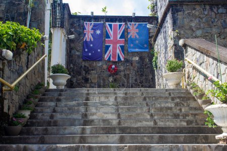 Téléchargez les photos : Vue des drapeaux britanniques et australiens accrochés au mur - en image libre de droit