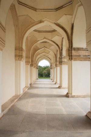 Foto de Arcos en una de las estructuras de la tumba en el Parque Arqueológico Qutb Shahi, Hyderabad, India - Imagen libre de derechos