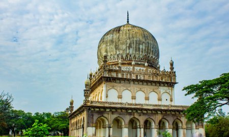 Foto de Hermoso edificio histórico de tumbas en Qutb Shahi Archaeological Park, Hyderabad, India - Imagen libre de derechos