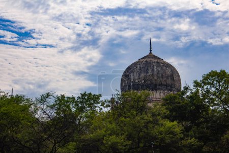 Foto de Cúpula de un edificio histórico de tumbas en Qutb Shahi Archaeological Park, Hyderabad, India - Imagen libre de derechos