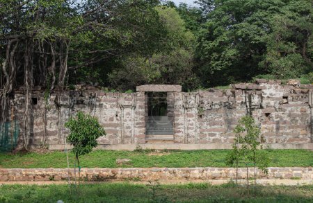 Foto de Entrada a uno de un edificio en ruinas con un sarcófago dentro en Qutb Shahi Archaeological Park, Hyderabad, India - Imagen libre de derechos