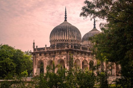 Foto de Edificios históricos de tumbas en Qutb Shahi Archaeological Park, Hyderabad, India - Imagen libre de derechos