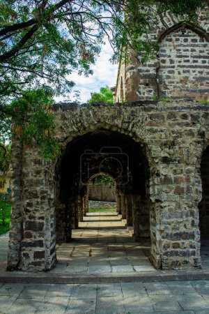 Foto de Arcos en una de las ruinas de la estructura de la tumba en Qutb Shahi Archaeological Park, Hyderabad, India - Imagen libre de derechos