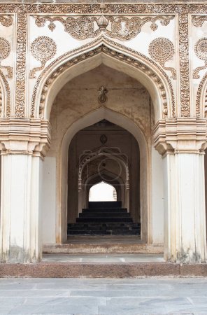 Foto de Entrada a un edificio de tumbas en Qutb Shahi Archaeological Park, Hyderabad, India - Imagen libre de derechos