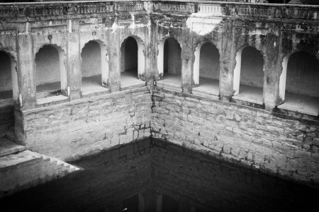 Foto de Badi Baoli (pozo de paso) para la recolección de agua en Qutb Shahi Archaeological Park, Hyderabad, India - Imagen libre de derechos