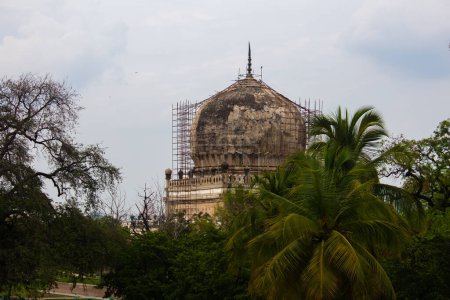 Foto de Restauración del edificio de tumbas en progreso en el Parque Arqueológico Qutb Shahi, Hyderabad, India - Imagen libre de derechos
