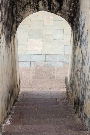 Foto de Entrada a una de las estructuras de tumbas en el Parque Arqueológico Qutb Shahi, Hyderabad, India - Imagen libre de derechos