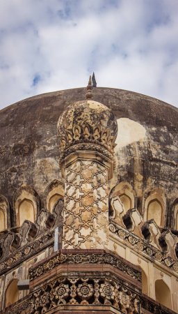 Foto de Vista de cerca del trabajo intrínseco realizado en uno de los edificios de tumbas en Qutb Shahi Archaeological Park, Hyderabad, India - Imagen libre de derechos