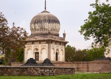 Foto de Vista del edificio de tumbas gigantes en la vasta área del Parque Arqueológico Qutb Shahi, Hyderabad, India - Imagen libre de derechos