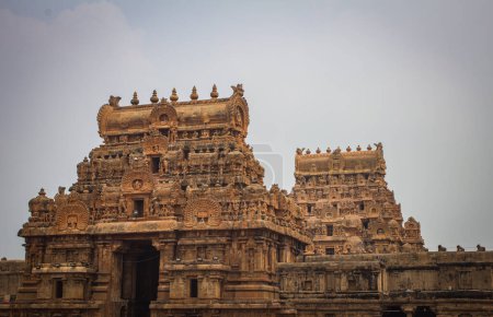 Foto de Torre del templo de Thanjavur Templo grande (también conocido como el Thanjai Periya Kovil en lengua tamil), Es uno de los templos hindúes más grandes y un ejemplar de la arquitectura tamil. - Imagen libre de derechos