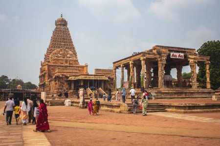 Foto de Thanjavur, Tamil Nadu, India - Oct 19 2023: Gente caminando a lo largo del complejo del Templo Grande de Thanjavur (también conocido como el Kovil Thanjai Periya en idioma tamil)), - Imagen libre de derechos