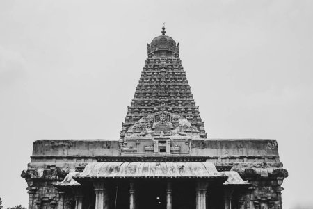 Foto de Torre principal del templo grande de Thanjavur (también referido como el Kovil de Periya de Thanjai en lengua tamil), es uno de los templos hindúes más grandes y un ejemplar de la arquitectura tamil. - Imagen libre de derechos