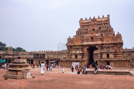 Foto de Thanjavur, Tamil Nadu, India - Oct 19 2023: Adoradores y turistas caminando a lo largo del complejo de Thanjavur Big Temple (también conocido como el Thanjai Periya Kovil en idioma tamil)), - Imagen libre de derechos