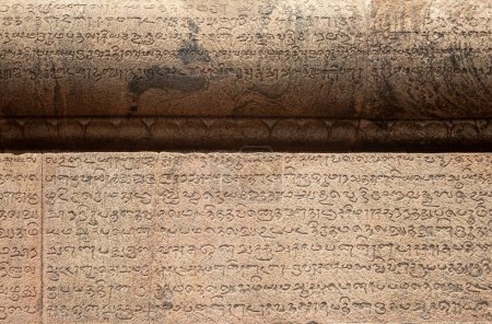 Foto de Thanjavur, Tamil Nadu, India - Oct 19 2023: Inscripciones en idioma tamil en las paredes del Templo Grande de Thanjavur (también conocido como el Kovil Thanjai Periya en idioma tamil)). - Imagen libre de derechos