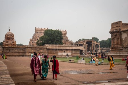 Foto de Thanjavur, Tamil Nadu, India - Oct 19 2023: Adoradores y turistas caminando a lo largo del complejo de Thanjavur Big Temple (también conocido como el Thanjai Periya Kovil en idioma tamil)). - Imagen libre de derechos