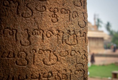 Foto de Thanjavur, Tamil Nadu, India - Oct 19 2023: Inscripciones en idioma tamil sobre los pilares del Gran Templo de Thanjavur (también conocido como el Kovil Thanjai Periya en idioma tamil)). - Imagen libre de derechos