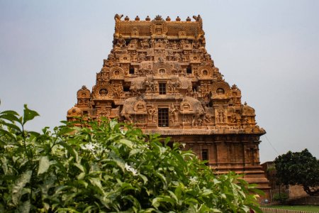 Foto de Una de las torres de entrada del gran templo de Thanjavur (también conocido como el Kovil de Periya de Thanjai en idioma tamil). - Imagen libre de derechos
