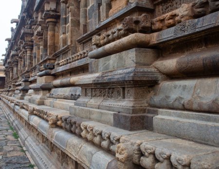 Foto de Los pilares de la cámara principal en Airavatesvara Templo situado en la ciudad de Darasuram en Kumbakonam, India. - Imagen libre de derechos
