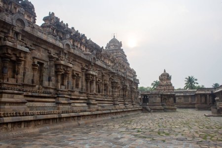 Téléchargez les photos : Complexe autour du temple Airavatesvara situé dans la ville de Darasuram à Kumbakonam, en Inde. - en image libre de droit