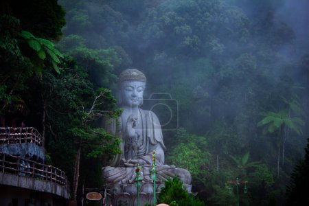 Foto de Genting Highlands, Pahang, Malasia - 01 / 11 / 2023: La gran estatua de buddha en el Templo de las Cuevas de Chin Swee en Genting Highlands, Pahang, Malasia. - Imagen libre de derechos