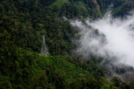 Vue panoramique sur les montagnes brumeuses le long des hautes terres de Genting, en Malaisie