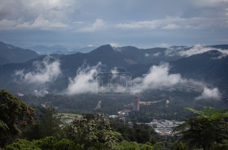 Vue panoramique sur les montagnes brumeuses le long des hautes terres de Genting, en Malaisie
