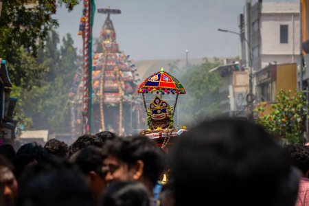 Téléchargez les photos : Chennai, Tamil Nadu, Inde - 21 mars 2024 : Fête annuelle des voitures et procession autour du temple Kapaleeshwarar, Mylapore, Chennai, Inde pendant le festival Mylapore Panguni. - en image libre de droit