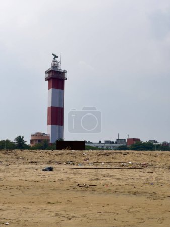 Vue du phare près de la plage de la marina sur fond de ciel bleu, Chennai, Inde
