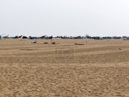 Vue sur le sable le long du littoral de la baie du Bengale avec des bateaux de pêche, Marina Beach, Tamil Nadu, Inde