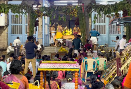 Téléchargez les photos : Chennai, Tamil Nadu, Inde - 20 mars 2024 : Temple Kapaleeshwarar, Mylapore, Chennai, Inde pendant le festival Mylapore Panguni. - en image libre de droit
