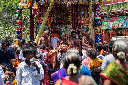 Téléchargez les photos : Chennai, Tamil Nadu, Inde - 21 mars 2024 : Fête annuelle des voitures et procession autour du temple Kapaleeshwarar, Mylapore, Chennai, Inde pendant le festival Mylapore Panguni. - en image libre de droit