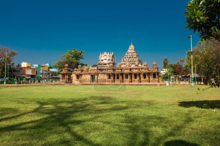 Téléchargez les photos : Kanchipuram, Tamil Nadu, Inde - 30 mars 2024 : La grande pelouse devant le temple Kailasanathar également appelé temple Kailasanatha, Kanchipuram, Tamil Nadu, Inde. - en image libre de droit