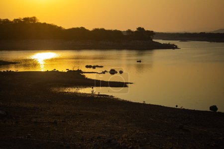 Szenischer Sonnenuntergang mit Blick auf die Wasserspeicherung am Sathanur-Stausee, der den Sathanur-Stausee bildet. Der Sathanur-Staudamm ist einer der größten Staudämme in Tamil Nadu, der über den Thenpennai-Fluss gebaut wurde..