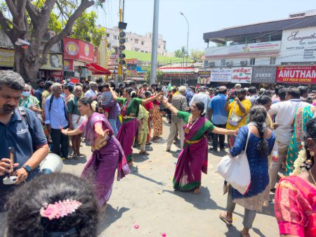 Foto de Chennai, Tamil Nadu, India - 21 de marzo de 2024: Actuación de baile durante el festival anual de coches y la procesión alrededor del templo de Kapaleeshwarar, Mylapore, Chennai, India - Imagen libre de derechos
